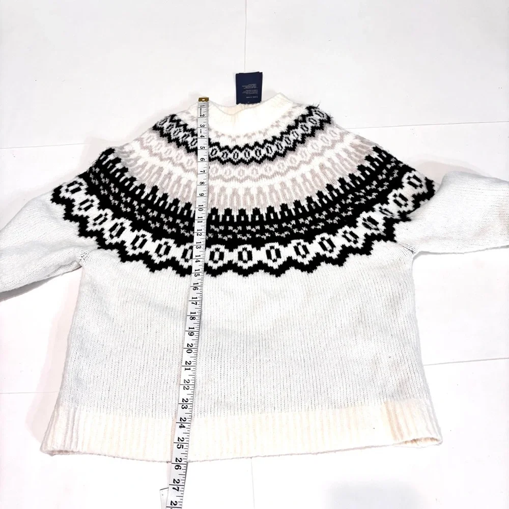 Universal Thread Black and Cream Turtleneck Sweater